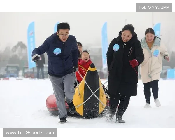冰雪运动俱乐部推动滑雪亲子课程与家庭互动活动，滑雪场亲子活动